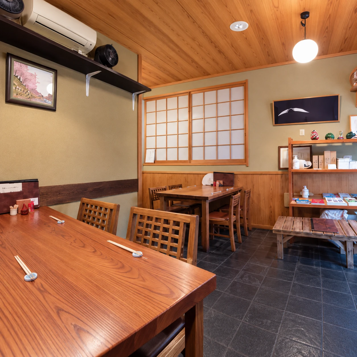手打そば 菊谷 巣鴨本店の店内。撮影素材をもとに構図・明るさを整えた編集写真