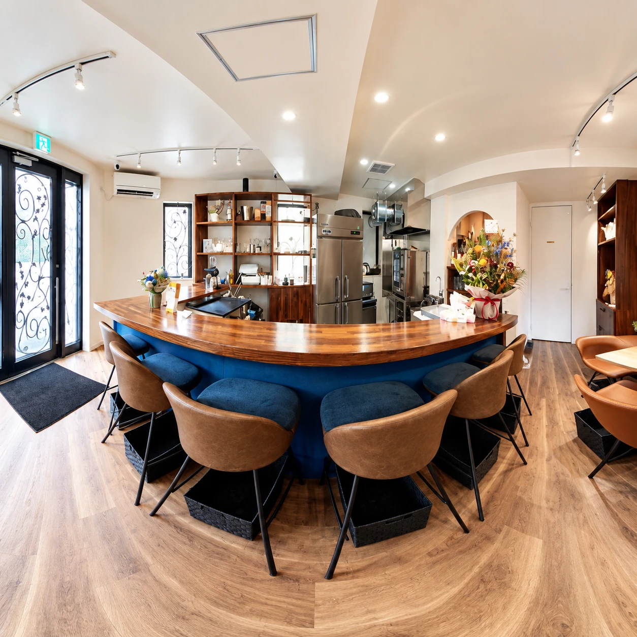 Sweets＆Bar Hermitage de Reposの店内。撮影素材をもとに構図・明るさを整えた編集写真