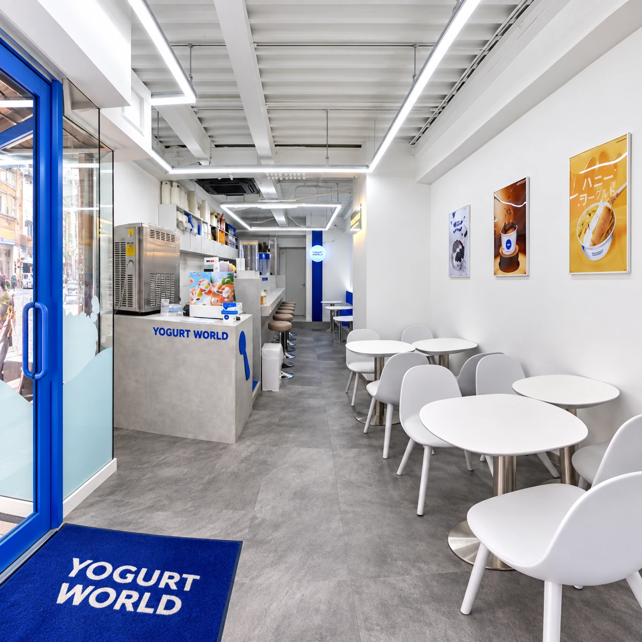 YOGURT WORLD アメ村店の店内。撮影素材をもとに構図・明るさを整えた編集写真